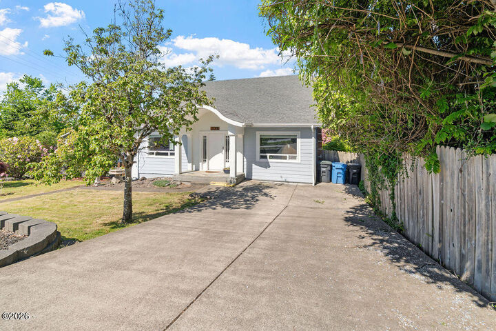 Property Photo:  335 NE Beech St Street  OR 97391 