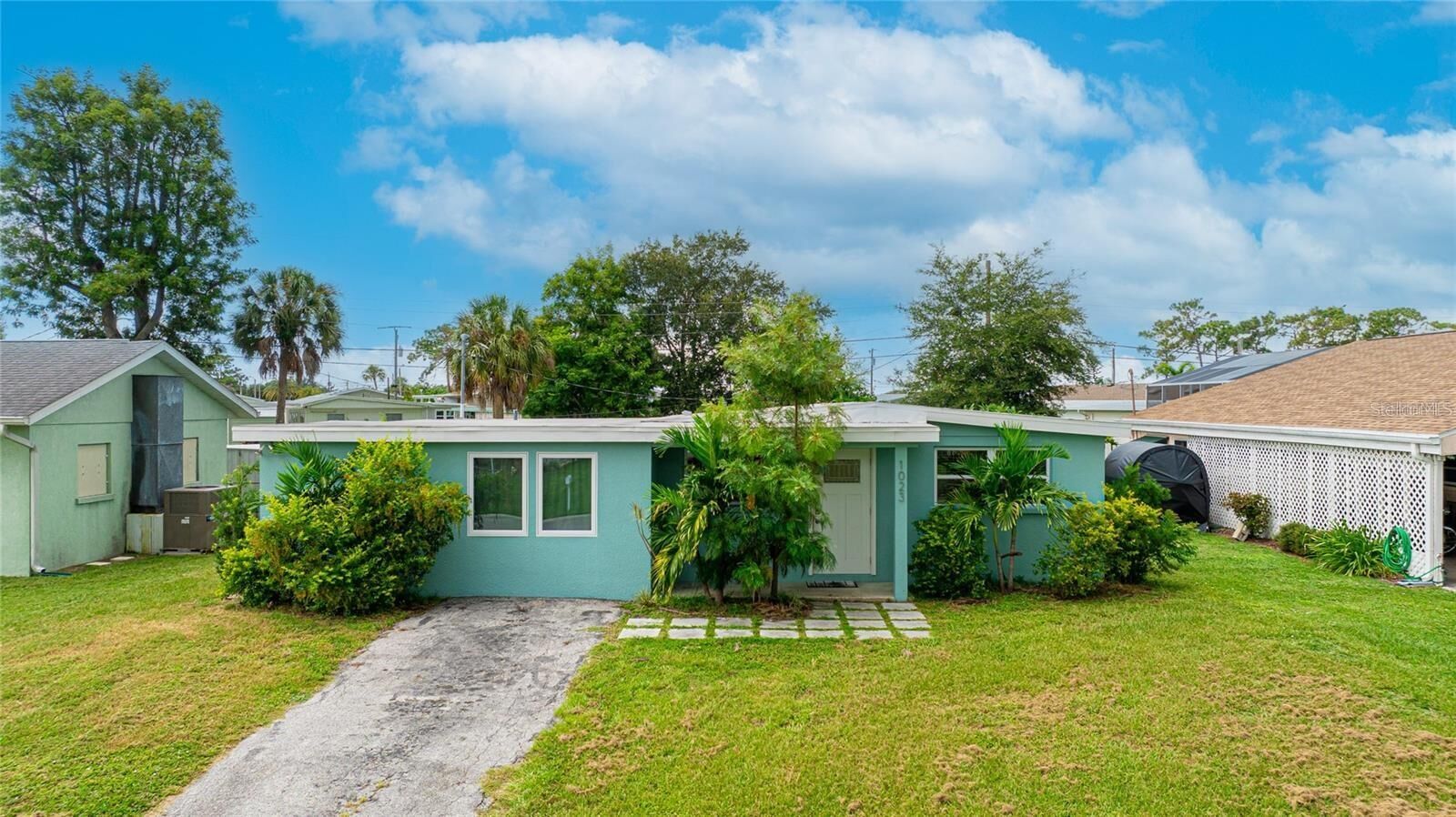 Property Photo: 1023 Roberta Street FL 34285