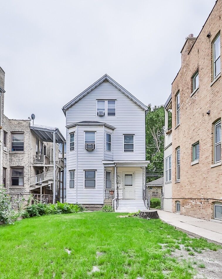 Property Photo: 3238 N Southport Avenue 1 IL 60657
