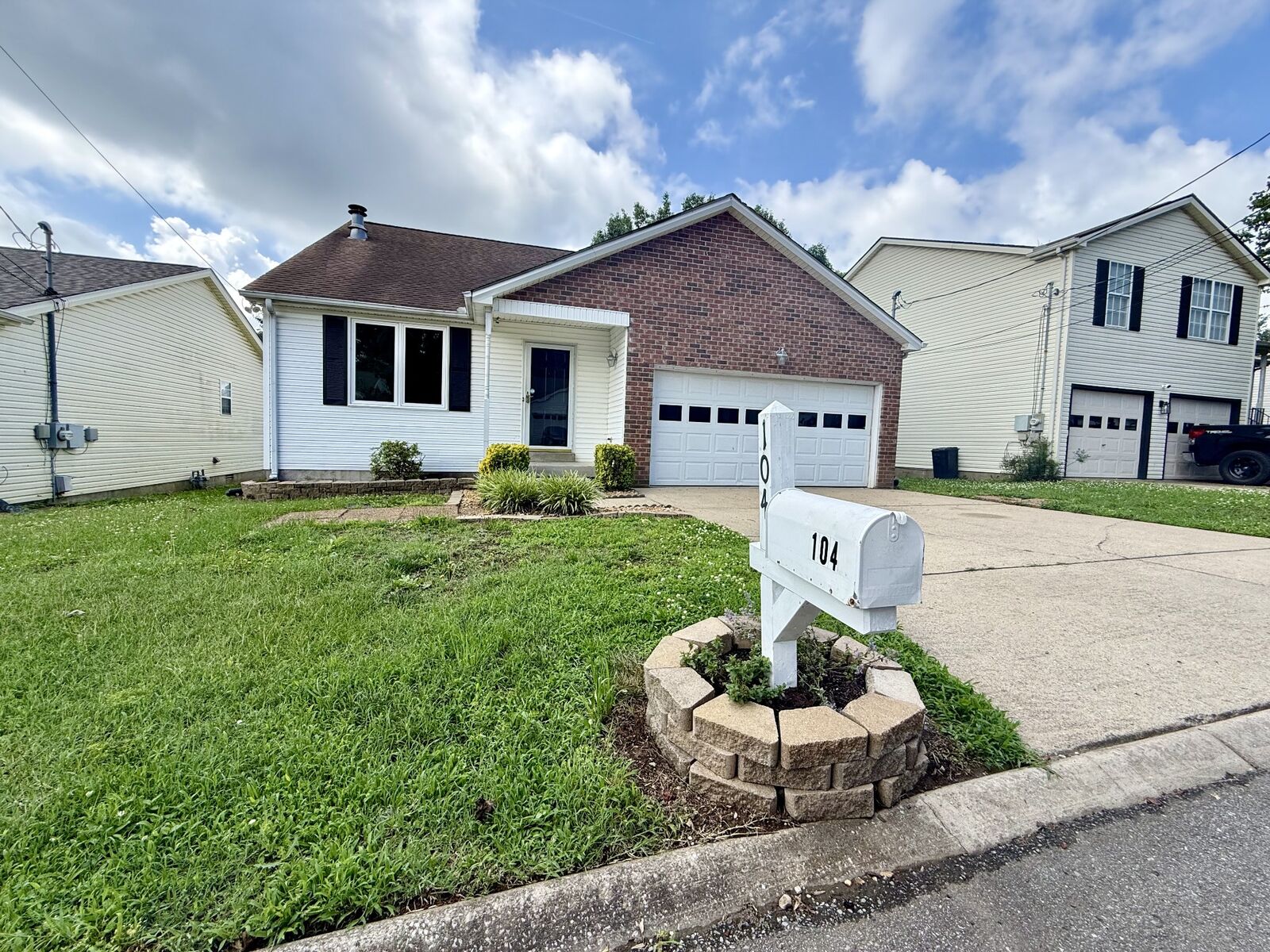 Property Photo: 104 Edgehill Ln TN 37075