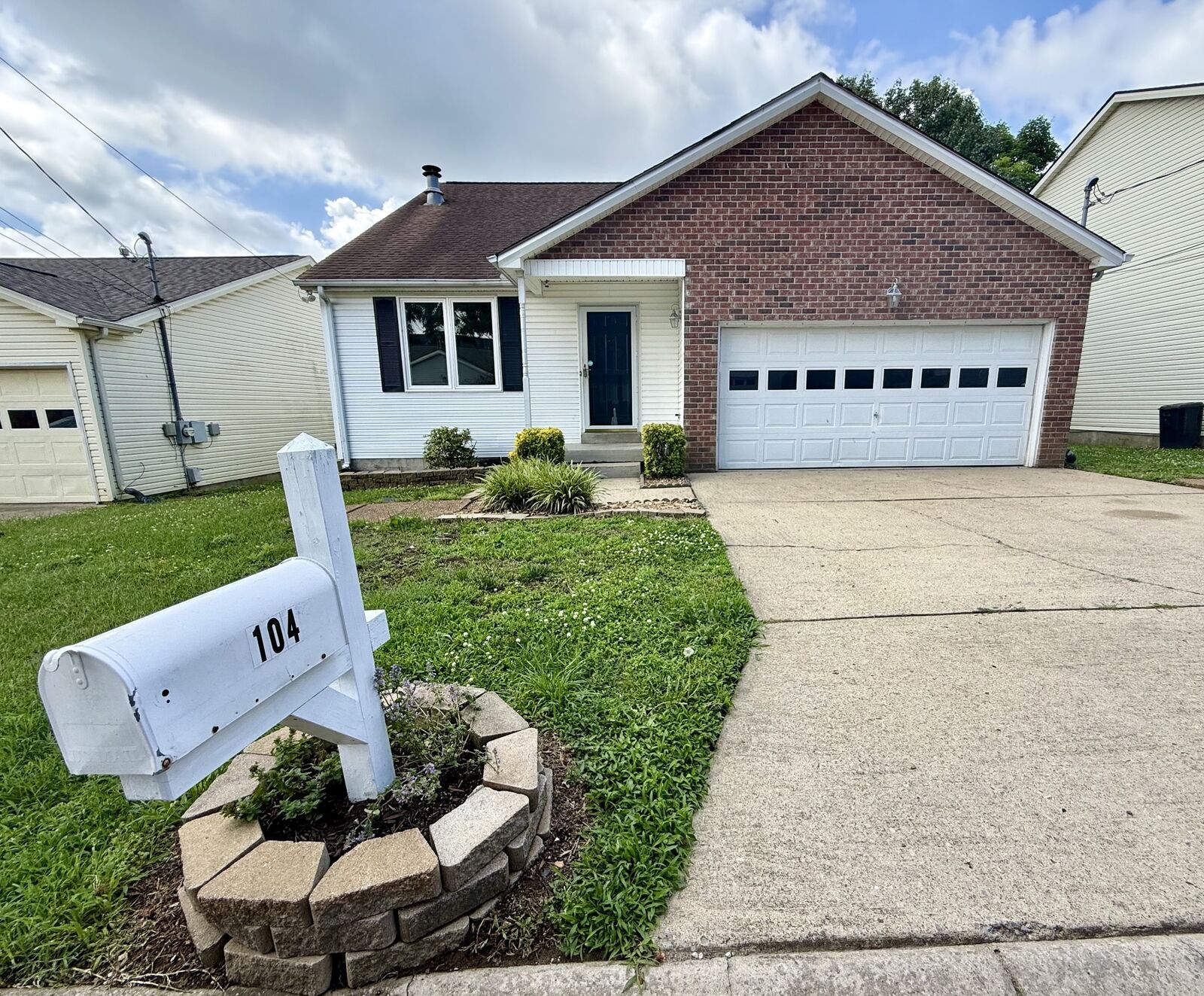 Property Photo: 104 Edgehill Ln TN 37075
