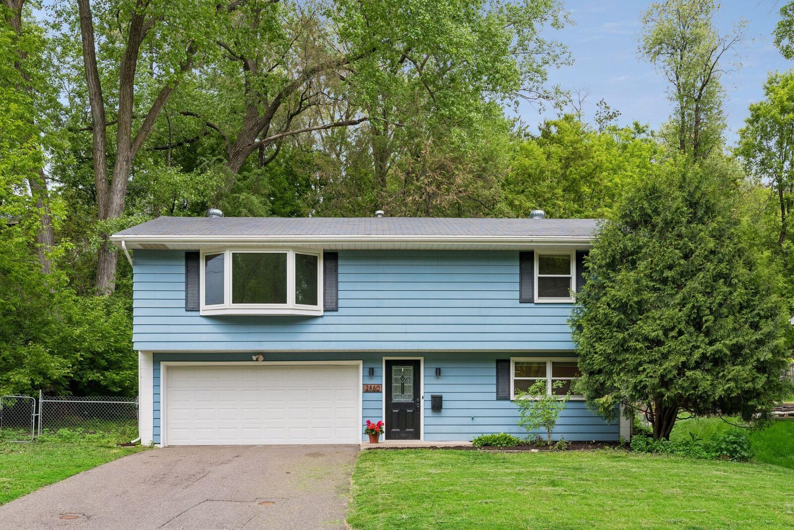 Property Photo: 2460 Kewanee Way MN 55422
