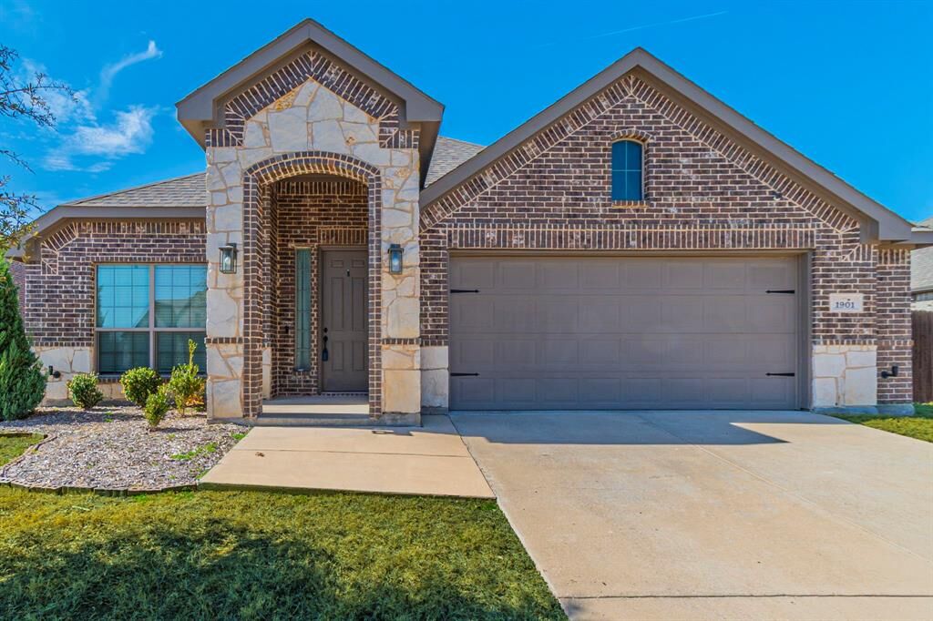 Property Photo: 1901 Maplewood Drive TX 75154