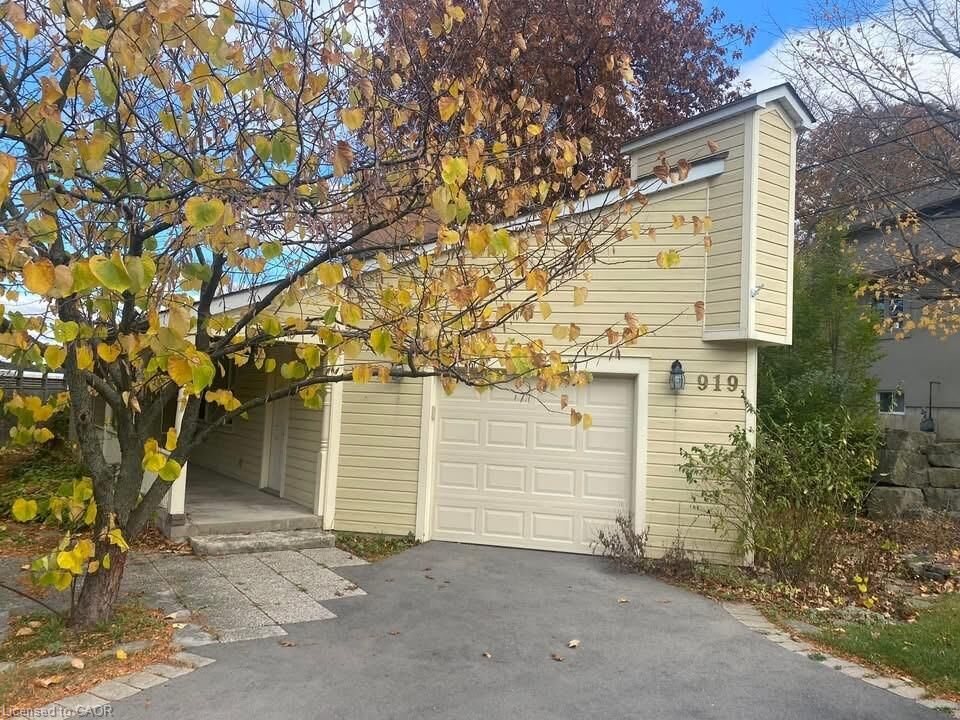 Property Photo:  919 Montgomery Drive  ON L9G 3H6 
