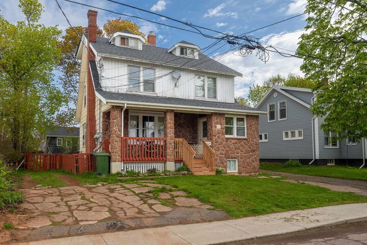 379 Oak Avenue — photo 1