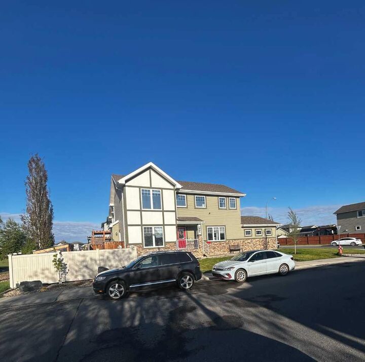 Property Photo: 802 Keystone Meadows W AB T1J 4S7