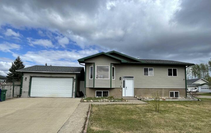 12 Bison Crescent — photo 1