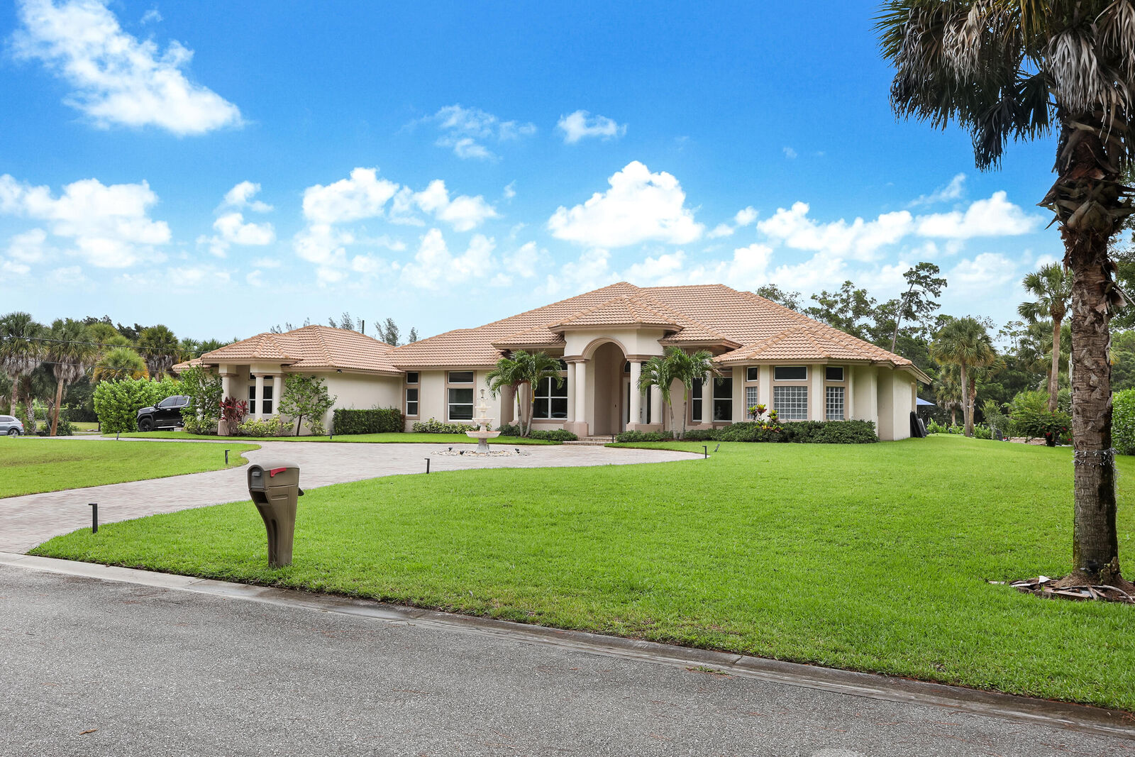 Property Photo:  142 Brynhurst Court  FL 33413 