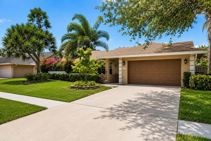 Property Photo:  1570 Farmington Avenue  FL 33414 