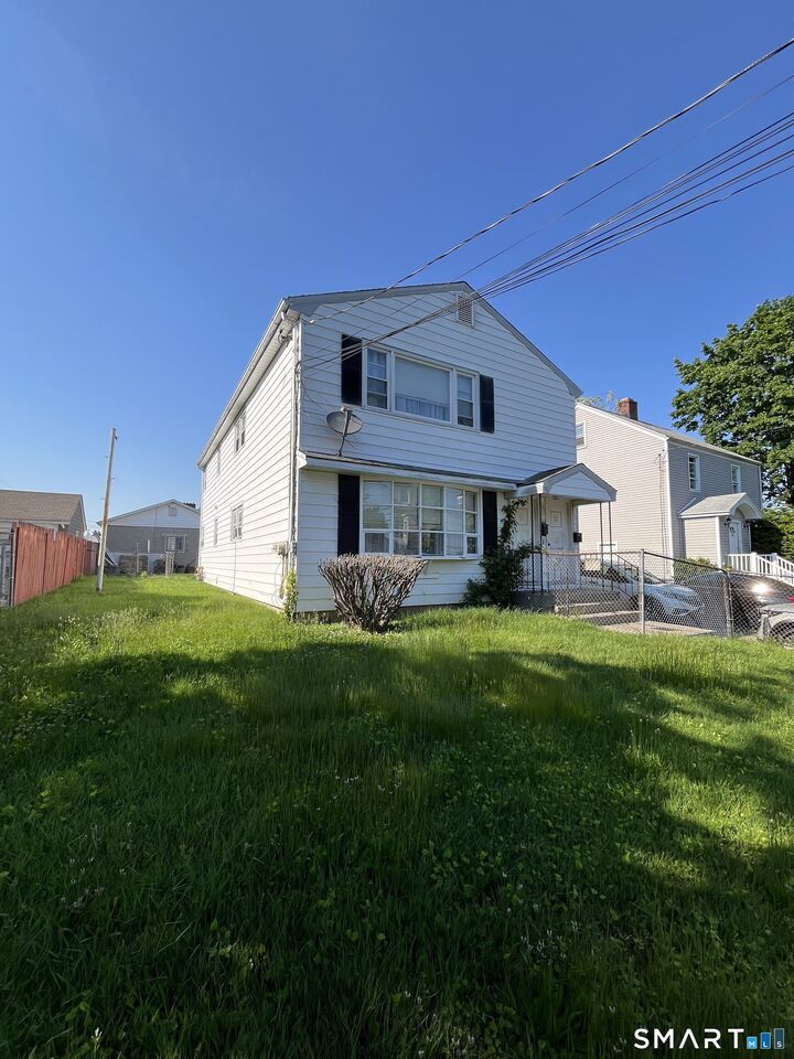 Property Photo:  200 Robin Street 2  CT 06606 