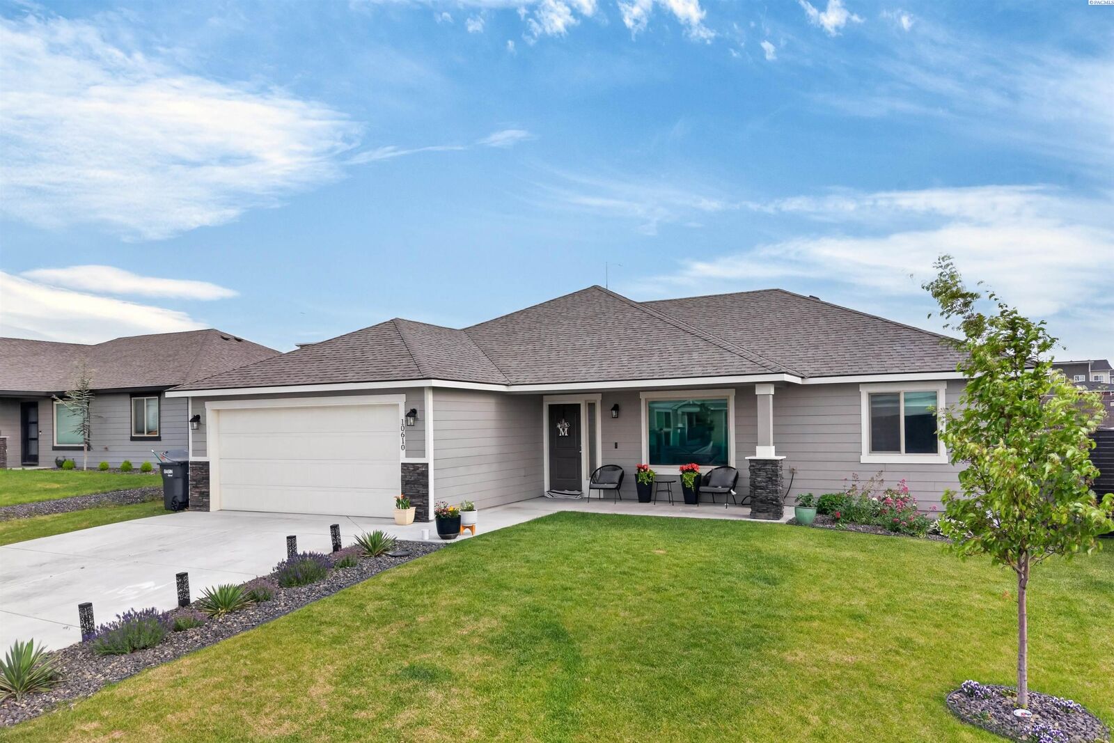 Property Photo:  10610 Chinook Dr,  WA 99301 