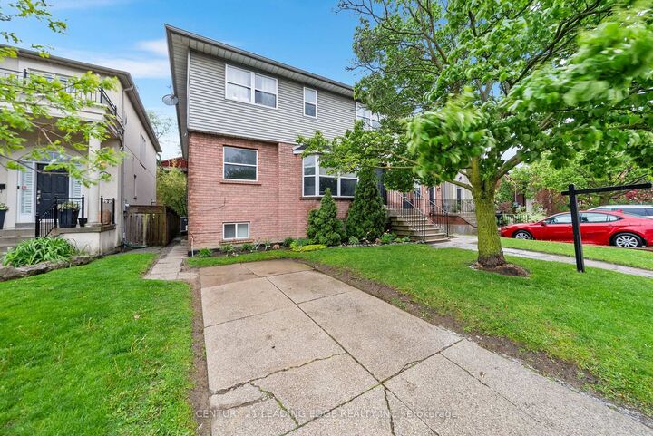 Property Photo:  527 Glengarry Avenue  ON M5M 1G2 