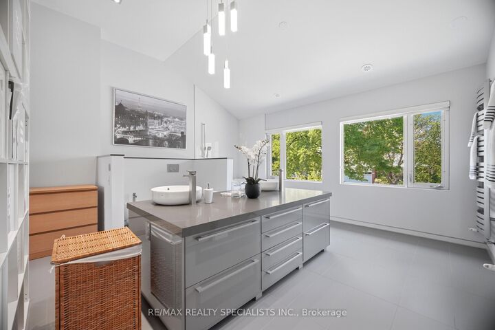 Property Photo: 870 Hollowtree Crescent ON L4Y 2V2