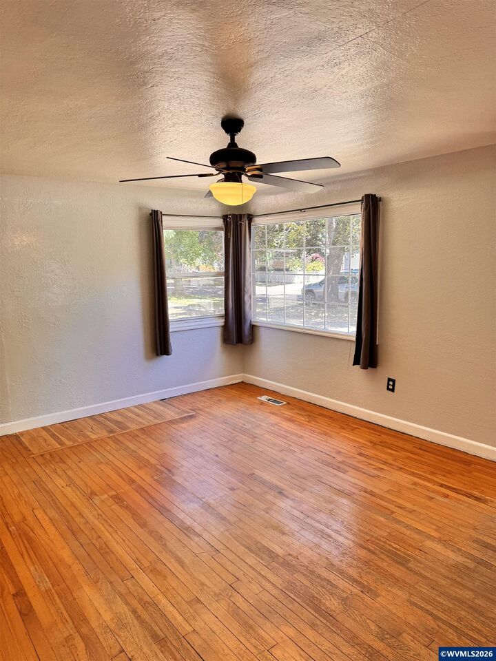 Property Photo: 745 20th St NE OR 97301