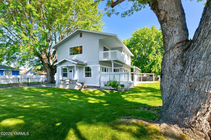 Property Photo:  1411 W Viola Ave  WA 98902 