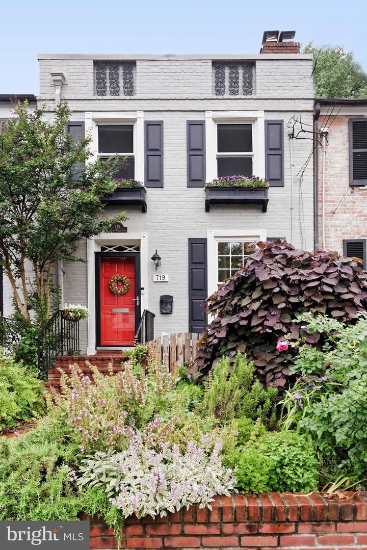 Property Photo:  719 S Royal Street  VA 22314 