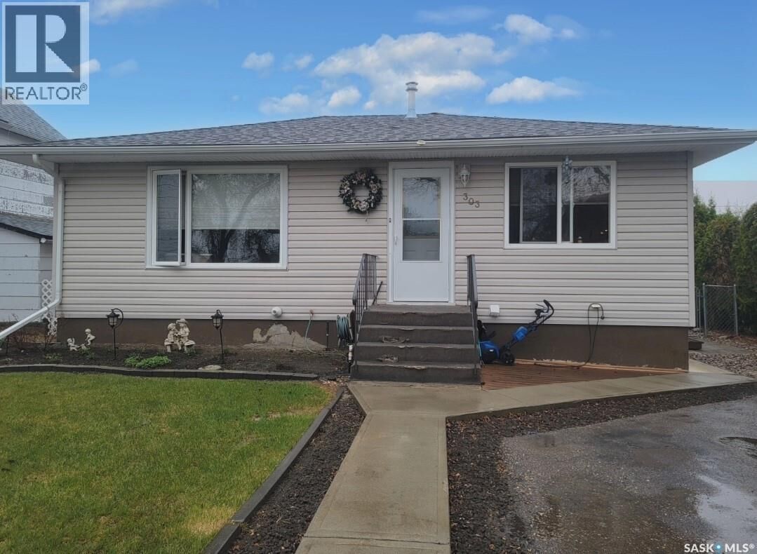 Property Photo:  303 3 Street E  SK S0K 4W0 