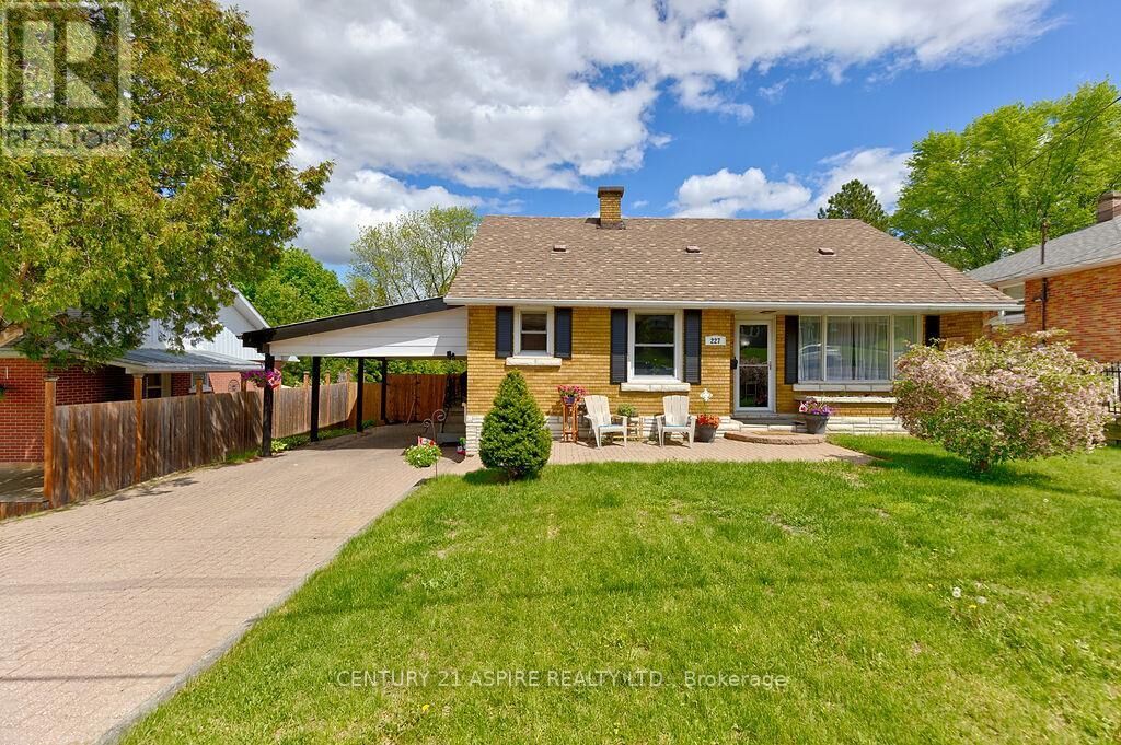 Property Photo:  227 Clemow Avenue  ON K8A 2C7 