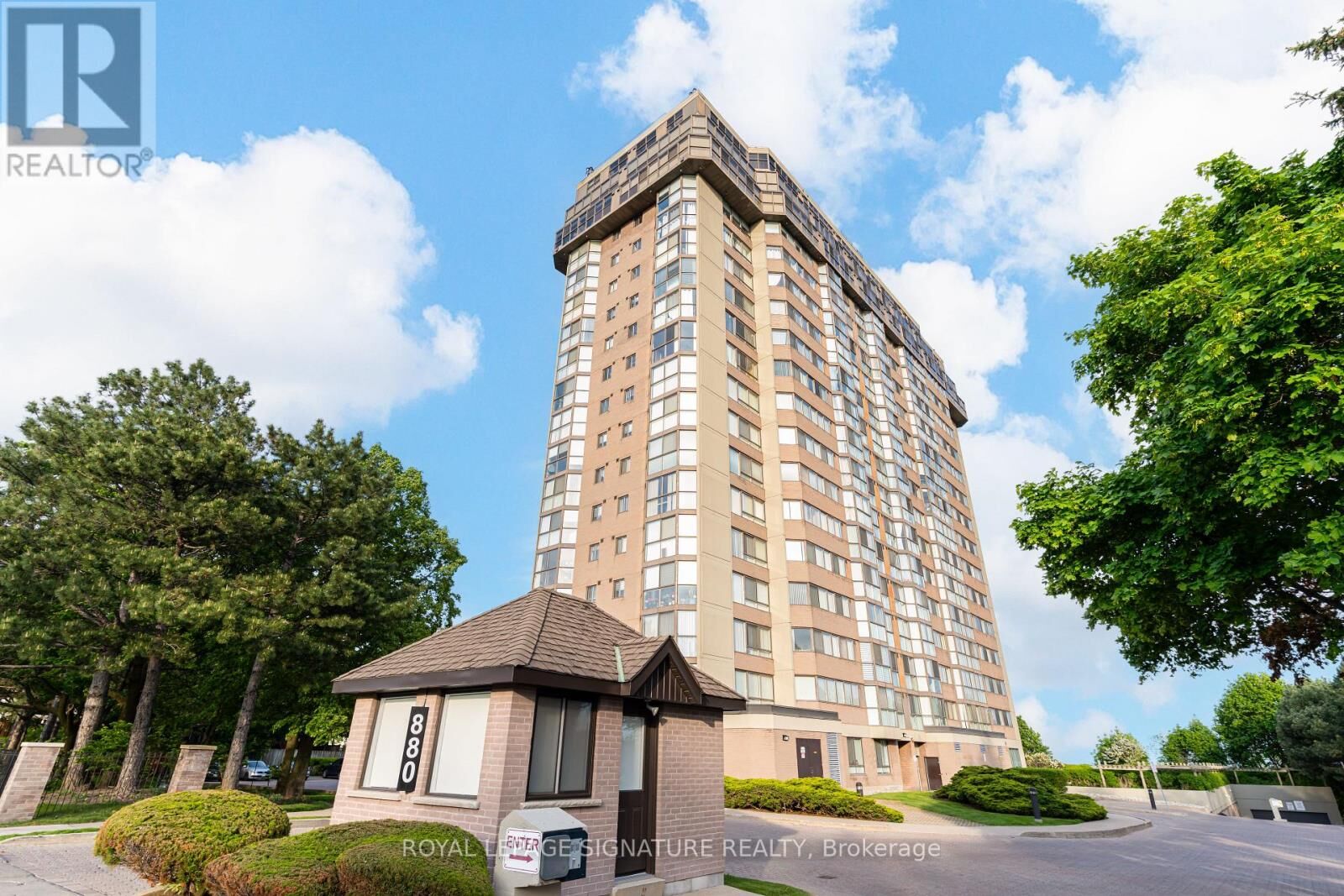 Property Photo: 880 Dundas Street West 405 ON L5C 4H3