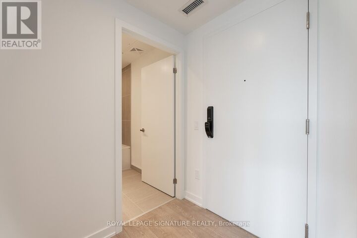 Property Photo: 28 Ann Street 916 ON L5G 0E1