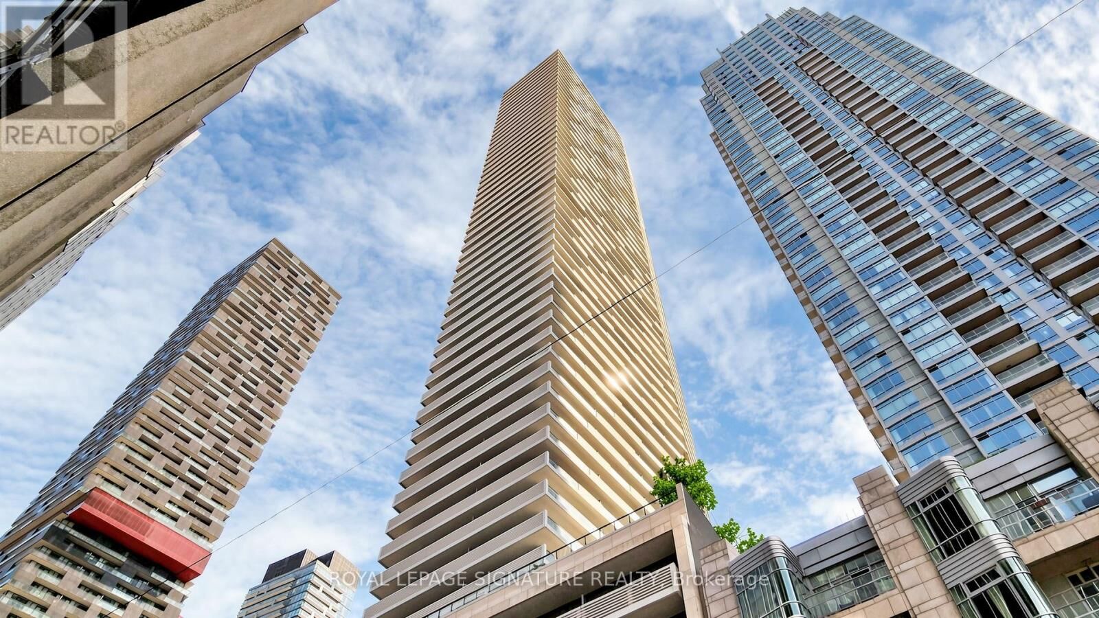 Property Photo:  2221 Yonge Street 1011  ON M4S 0B8 