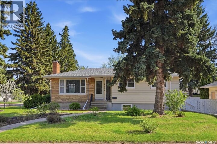 Property Photo:  2102 Cumberland Avenue S  SK S7J 1Z3 