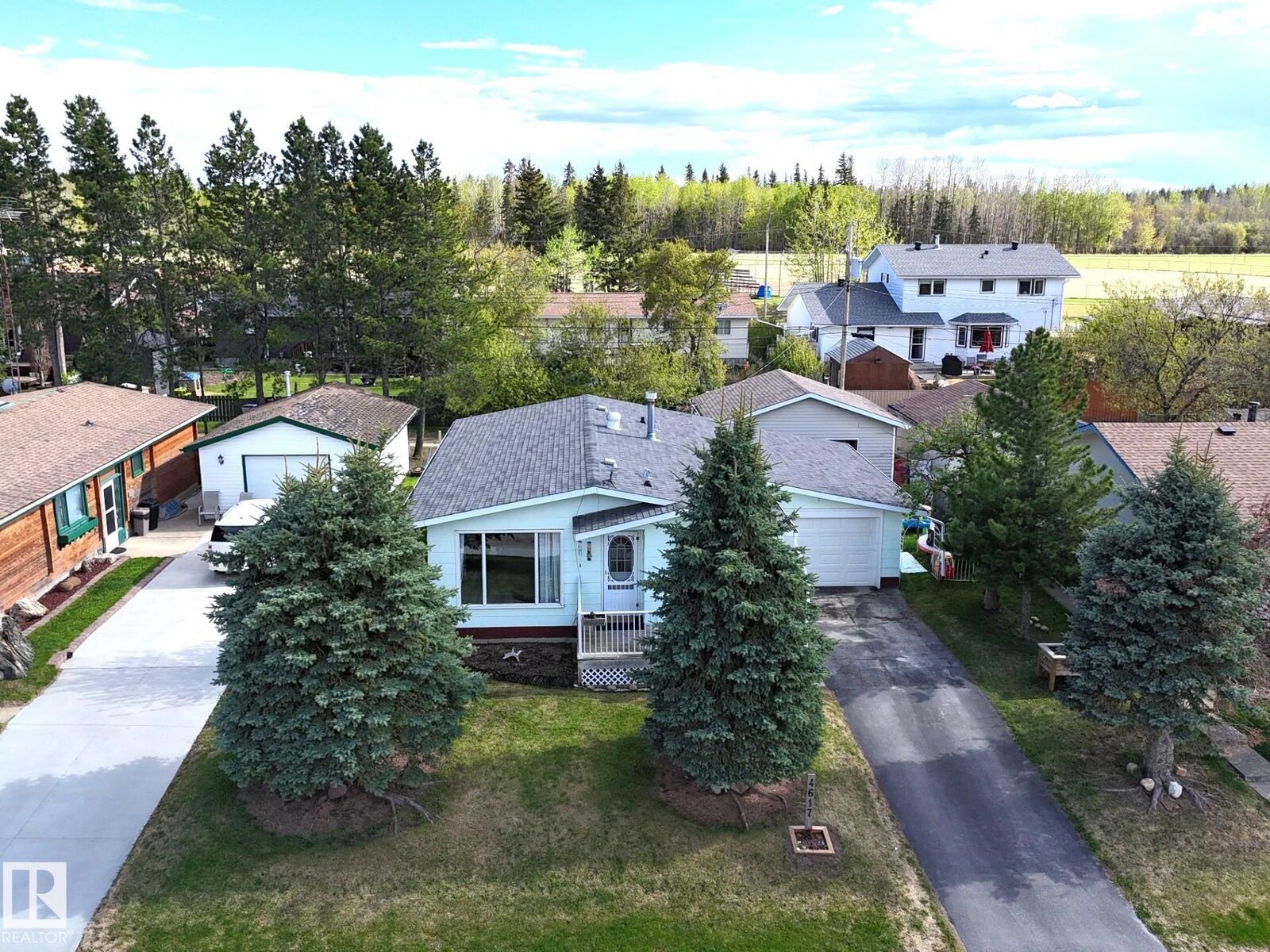 Property Photo: 4617 47 Avenue AB T0E 0T0