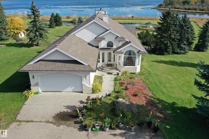 Property Photo:  205 1 Avenue  AB T0C 0T0 