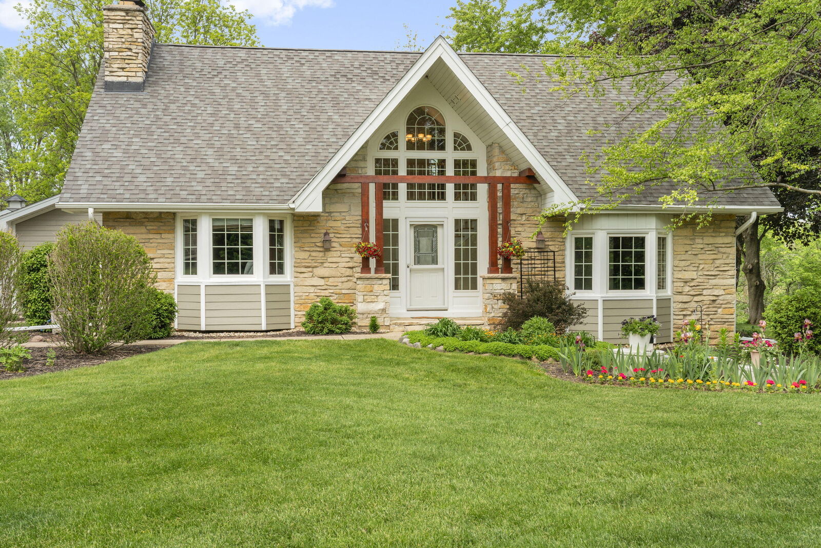 Property Photo:  N24w26730 Accent Ct  WI 53072 