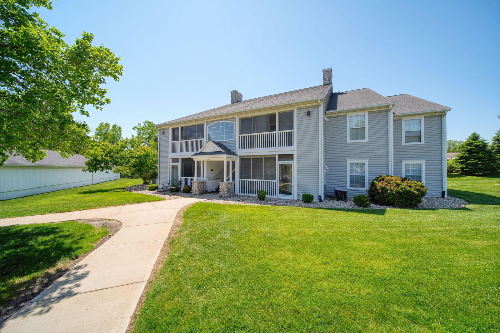 Property Photo: 822 W Barrington Circle MI 49203