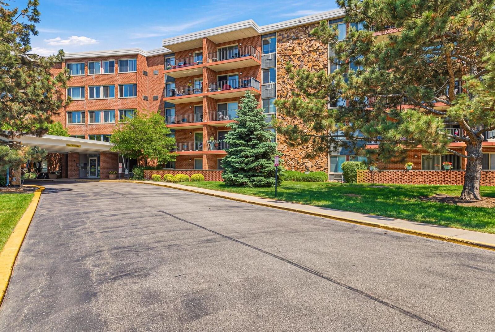 Property Photo: 16 E Old Willow Road 332S IL 60070