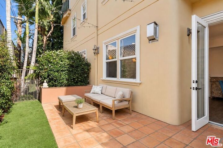 Property Photo: 1050 N Edinburgh Avenue 103 CA 90046