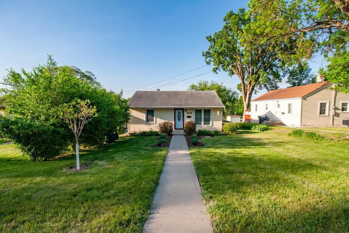 Property Photo: 912 E Highland Avenue MN 56537
