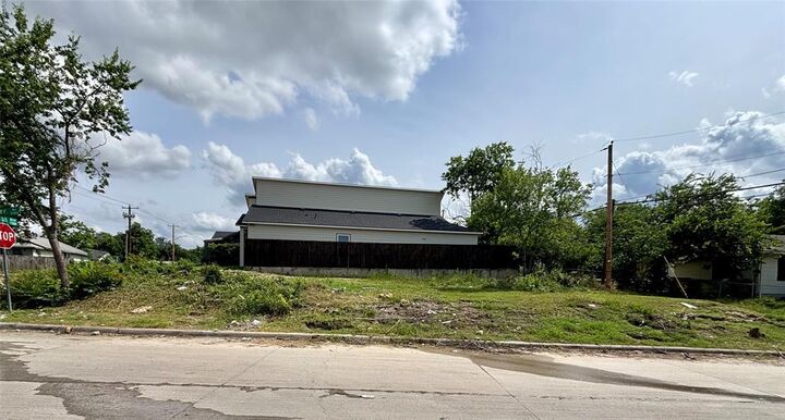 Property Photo:  2500 Vaughn Boulevard  TX 76105 