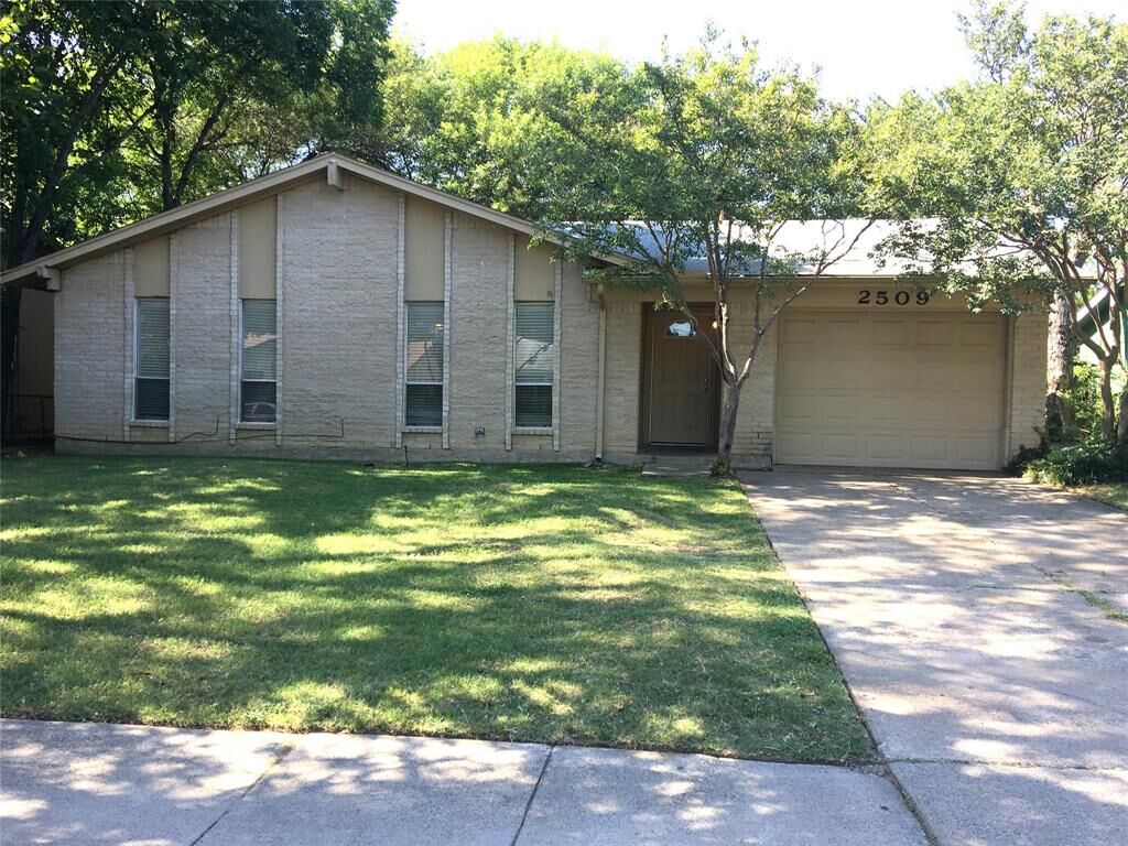 Property Photo: 2509 Harbor Trail TX 75060