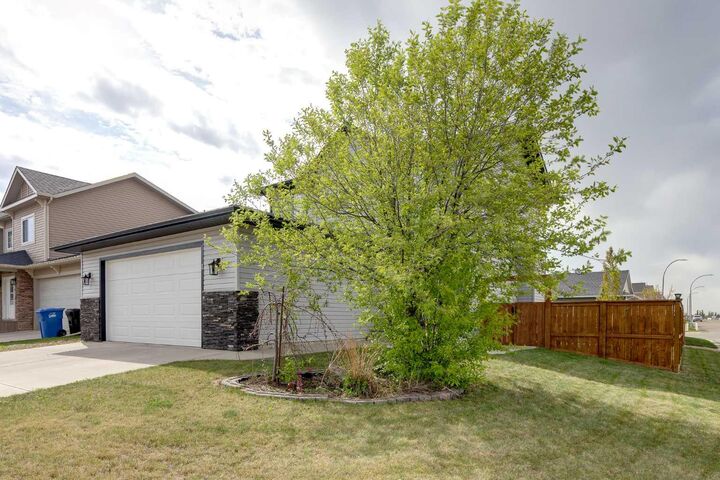 Property Photo:  1 McClung Gate E  AB T0M 0N0 