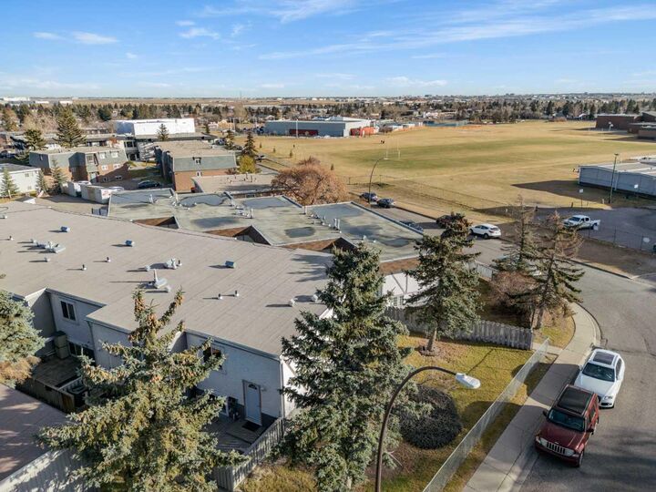 Property Photo:  455 Huntsville Crescent NW 1  AB T2K 4W3 