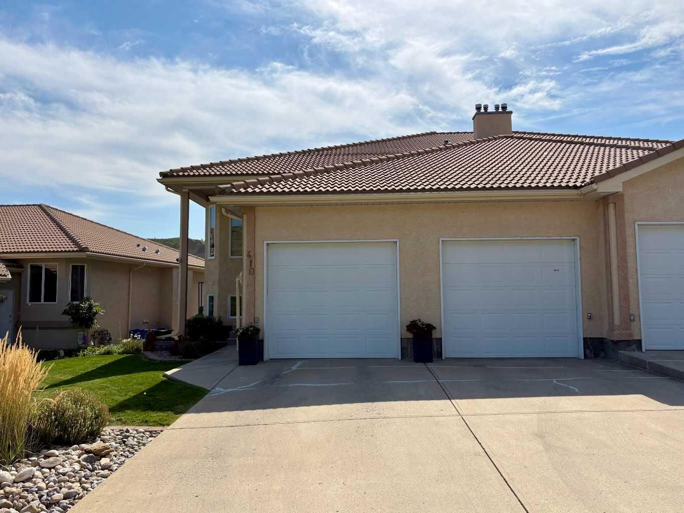 Property Photo: 410 Canyon Boulevard W B AB T1K 6V2