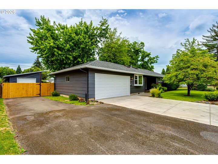 Property Photo:  2750 Villa Way  OR 97477 