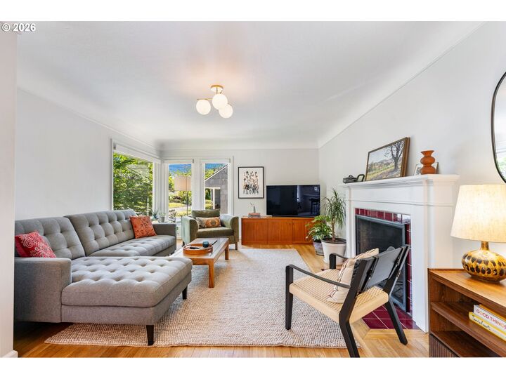 Property Photo:  5555 SE Stark St  OR 97215 