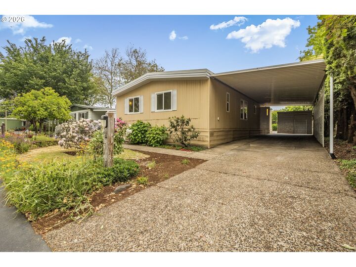 Property Photo: 1400 Candlelight Dr 104 OR 97402
