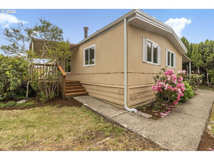 Property Photo: 1400 Candlelight Dr 104 OR 97402