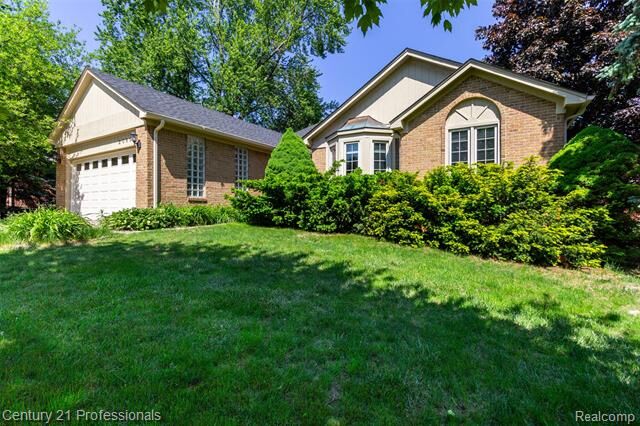 Property Photo: 2085 Elkhorn Drive MI 48307