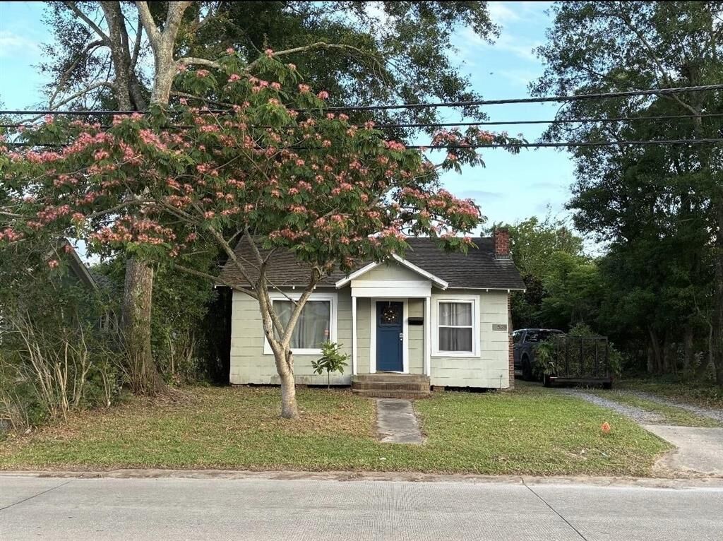 Property Photo: 528 Alamo Street 2 LA 70601