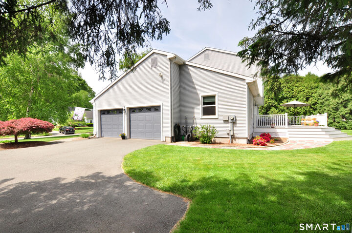 Property Photo: 22 Pebblebrook CT 06095