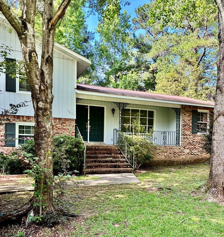 Property Photo:  1304 Burbank St.  AL 36303 