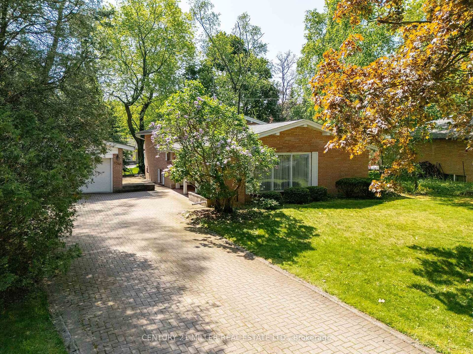 Photo de la propriété:  2048 Elmhurst Avenue  ON L6J 1X1 