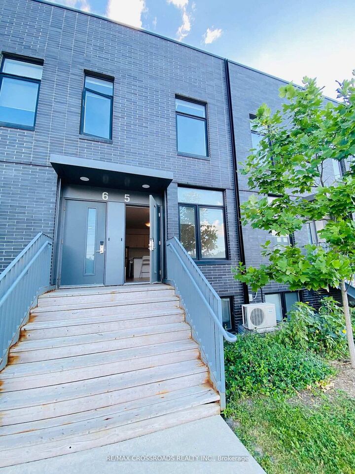 1720 Simcoe Street N 5 — photo 1