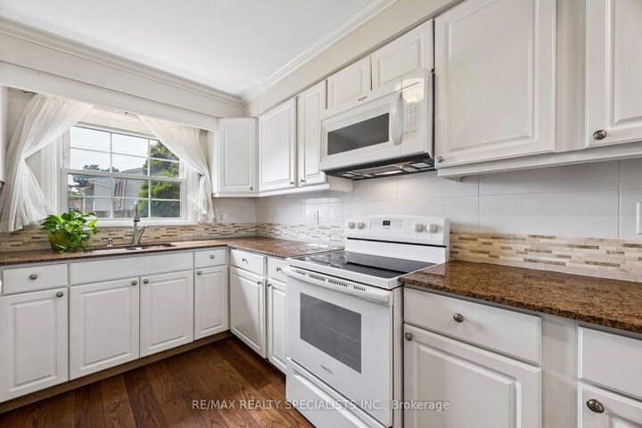 Property Photo: 580 Eyer Drive 72 ON L1W 3B7