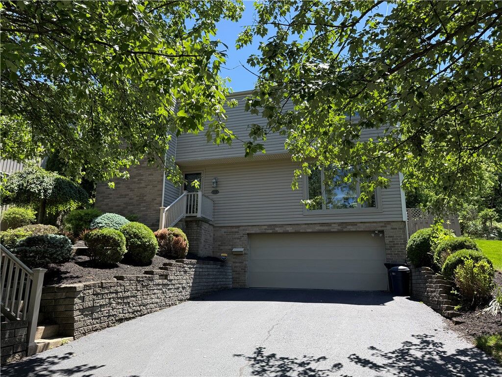 Property Photo:  135 Vanderbilt Dr  PA 15243 